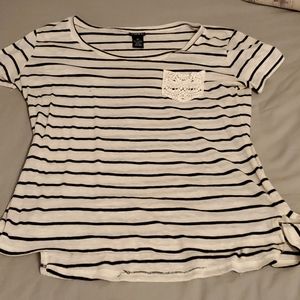 Striped tshirt with lace pocket